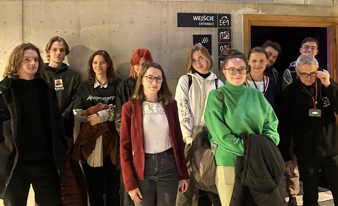 Zdjęcie przedstawia młode osoby przed wejściem do Planetarium EC1