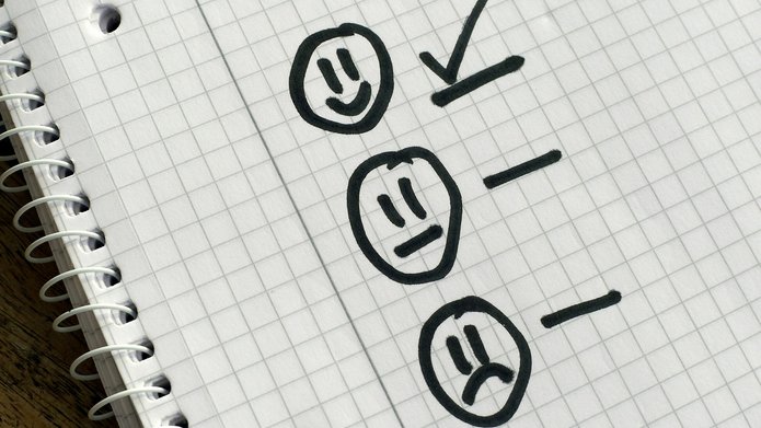 na kartce w kratkę narysowane są z lewej strony 3 emotikony, tzw. buźki, uśmiechnięta, obojętna oraz smutna