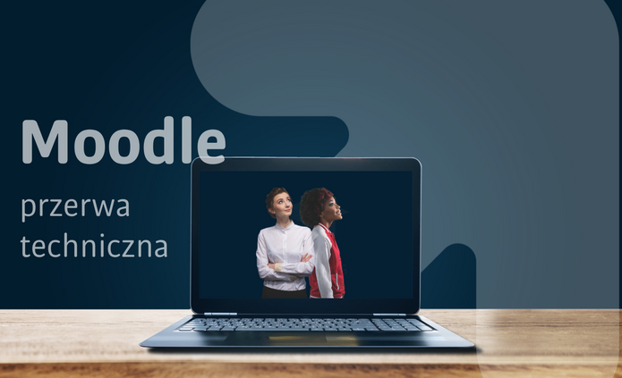 Na grafice widać otwarty laptop stojący na drewnianym blacie. Na ekranie komputera znajdują się dwie osoby – kobiety – zwrócone lekko bokiem, patrzące w górę. W tle dominuje ciemnoniebieski gradient z dużym napisem „Moodle” oraz mniejszym tekstem „przerwa techniczna”. Grafika promuje planowaną przerwę techniczną platformy Moodle.