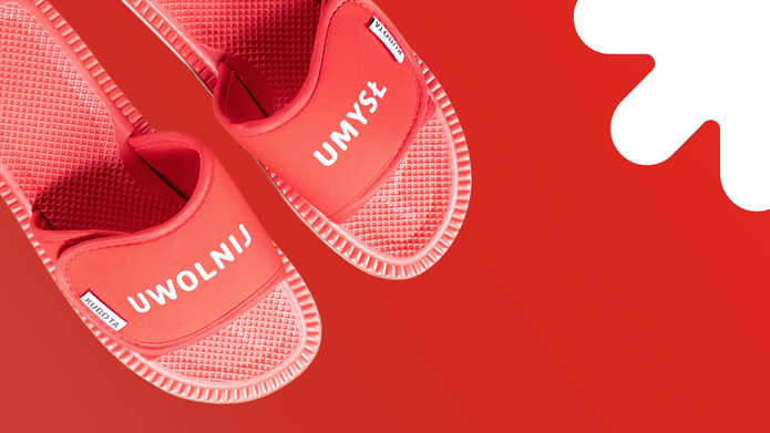 Czerwone klapki kubota z napisem "Uwolnij Umysł"