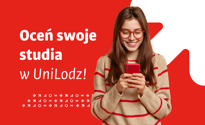 Grafika promująca ewaluację studiów na Uniwersytecie Łódzkim. Po prawej stronie znajduje się uśmiechnięta osoba w czerwonych okularach i jasnym swetrze w czerwone paski, patrząca na ekran czerwonego telefonu trzymanego w dłoniach. Tło utrzymane jest w charakterystycznej dla identyfikacji Uniwersytetu Łódzkiego kolorystyce – czerwieni i jasnej szarości – z dużymi abstrakcyjnymi kształtami. Po lewej stronie umieszczono duży biały napis: „Oceń swoje studia w UniLodz!”. Poniżej widoczne są dekoracyjne znaki graficzne. Całość ma lekki, nowoczesny i zachęcający charakter, odnoszący się do dzielenia się opinią i doświadczeniami ze studiowania.
